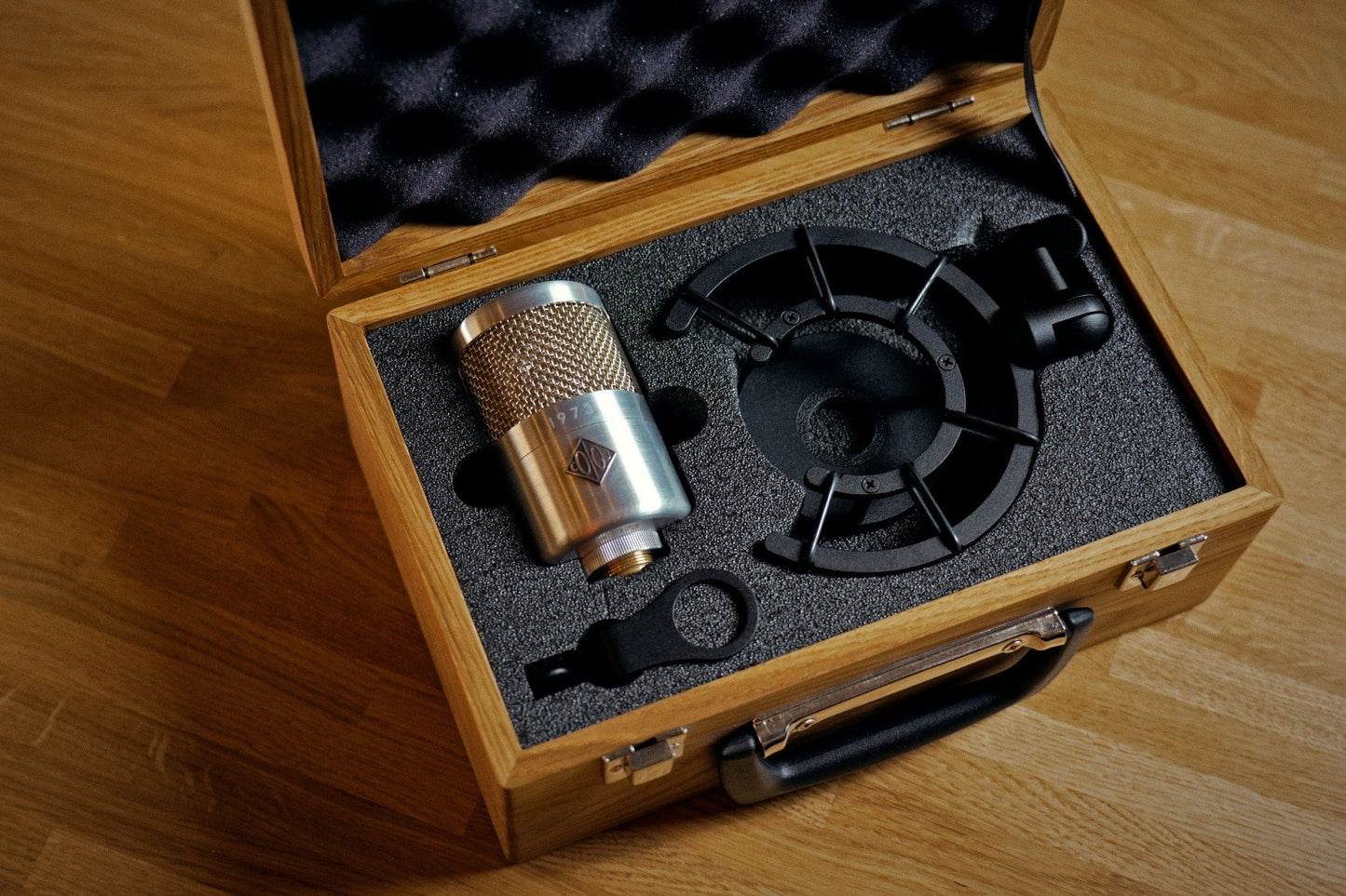 Soyuz 1973-S Deluxe studio condenser microphone package in custom wooden carrying case