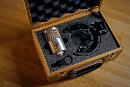 Soyuz 1973-S Deluxe studio condenser microphone package in custom wooden carrying case